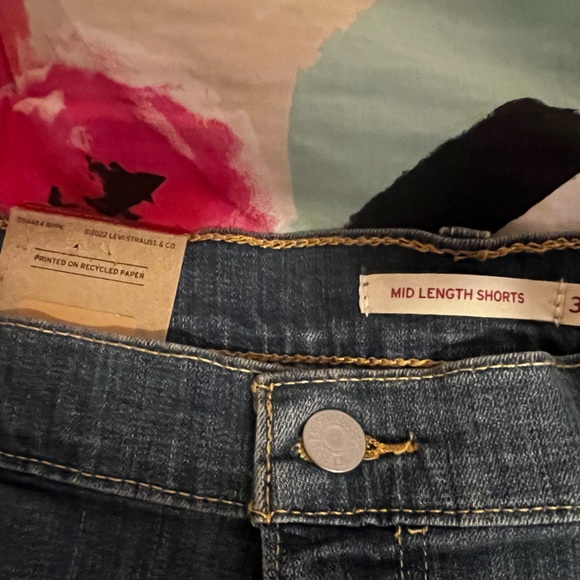 Levi’s Mid Length Jean Shorts - Picture 3 of 7